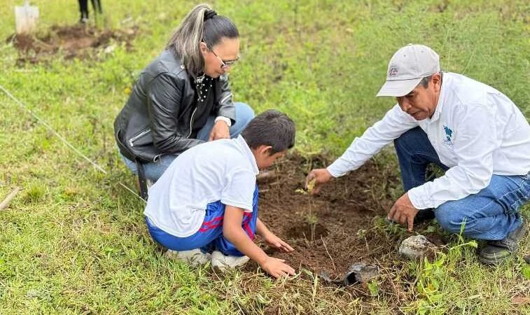 EMPRENDEN JORNADA DE REFORESTACIÓN EN CHOCAMÁN