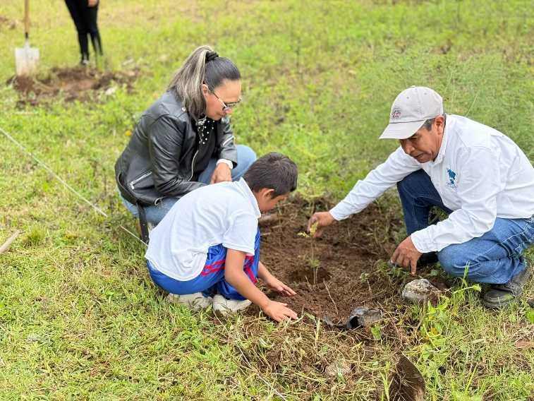 EMPRENDEN JORNADA DE REFORESTACIÓN EN CHOCAMÁN