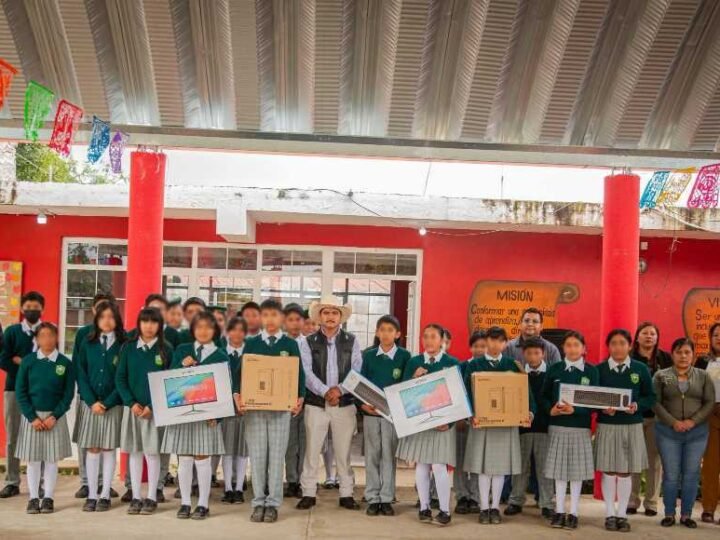 ALCALDE DE CALCAHUALCO REFRENDA COMPROMISO CON LA EDUCACIÓN