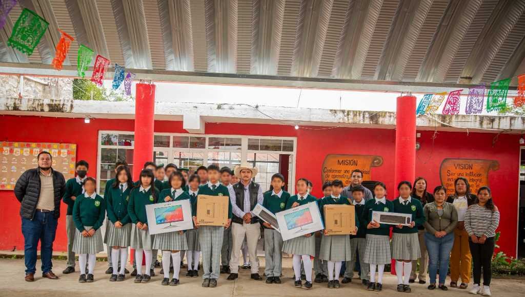 ALCALDE DE CALCAHUALCO REFRENDA COMPROMISO CON LA EDUCACIÓN