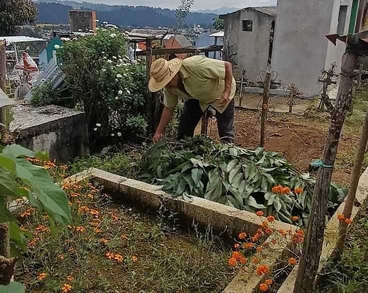 REALIZAN LABORES DE LIMPIEZA EN PANTEÓN DE ALPATLÁHUAC