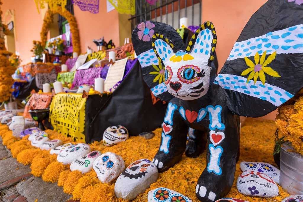 MANTIENEN VIVA TRADICIÓN DE DÍA DE MUERTOS EN COSCOMATEPEC