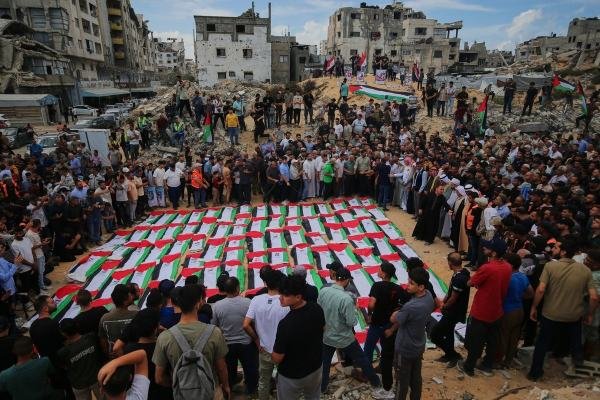 GAZA REALIZA FUNERAL MASIVO PARA 105 PERSONAS HALLADAS BAJO ESCOMBROS TRAS 3 AÑOS DE BOMBARDEO