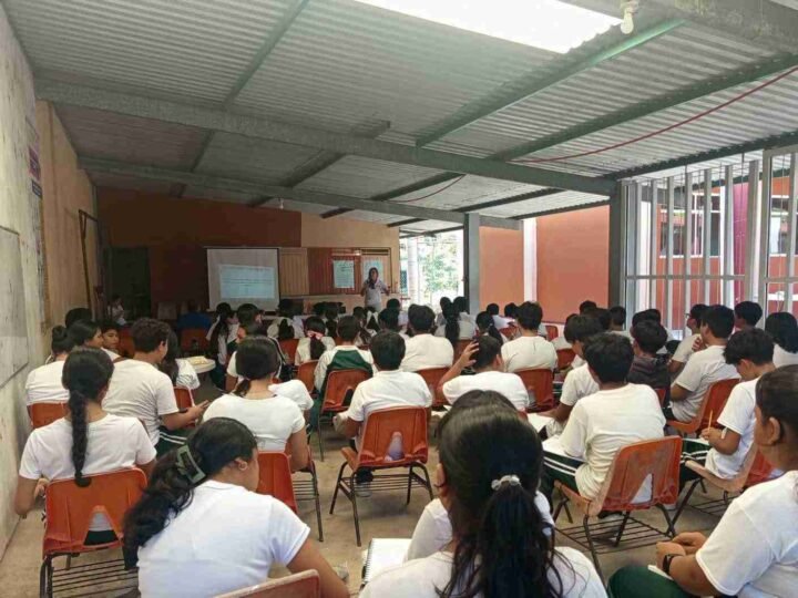 LLEVAN REGLAMENTOS DE PROTECCIÓN ANIMAL Y LIMPIA PÚBLICA A ESCUELAS DE YANGA