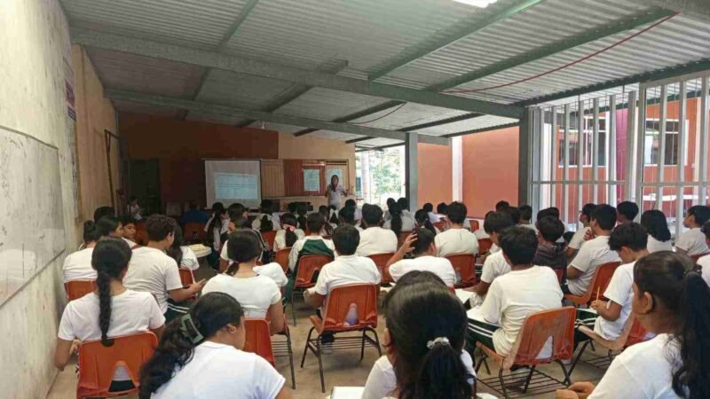 LLEVAN REGLAMENTOS DE PROTECCIÓN ANIMAL Y LIMPIA PÚBLICA A ESCUELAS DE YANGA