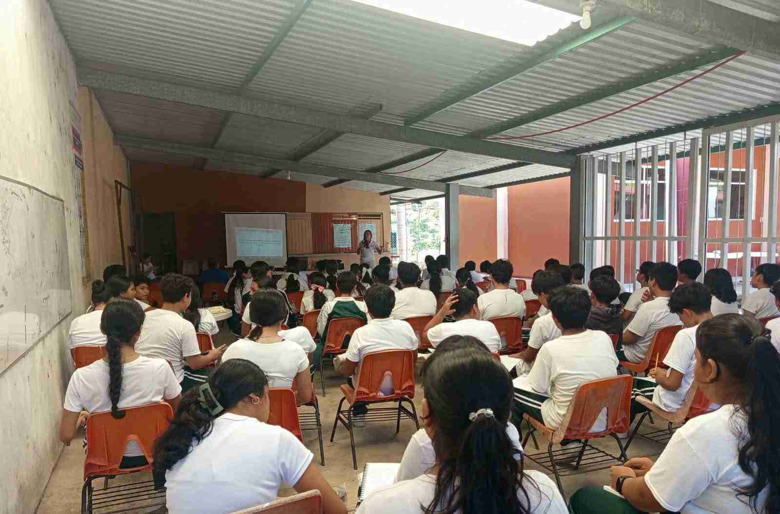 LLEVAN REGLAMENTOS DE PROTECCIÓN ANIMAL Y LIMPIA PÚBLICA A ESCUELAS DE YANGA