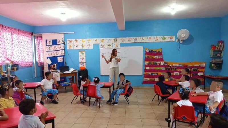 LLEVAN REGLAMENTOS DE PROTECCIÓN ANIMAL Y LIMPIA PÚBLICA A ESCUELAS DE YANGA