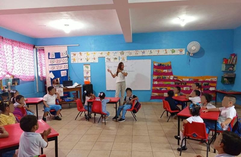 LLEVAN REGLAMENTOS DE PROTECCIÓN ANIMAL Y LIMPIA PÚBLICA A ESCUELAS DE YANGA