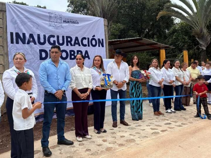 ALCALDE DE HUATUSCO CORTA LISTÓN INAUGURAL DE CAMINO CHAVAXTLA-PEREGRINA