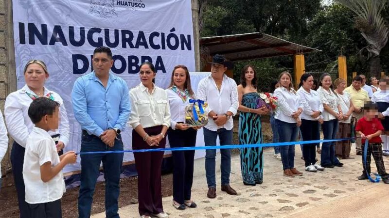 ALCALDE DE HUATUSCO CORTA LISTÓN INAUGURAL DE CAMINO CHAVAXTLA-PEREGRINA