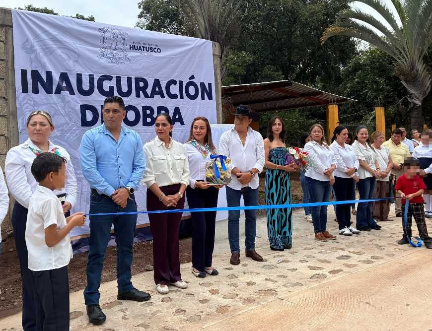ALCALDE DE HUATUSCO CORTA LISTÓN INAUGURAL DE CAMINO CHAVAXTLA-PEREGRINA