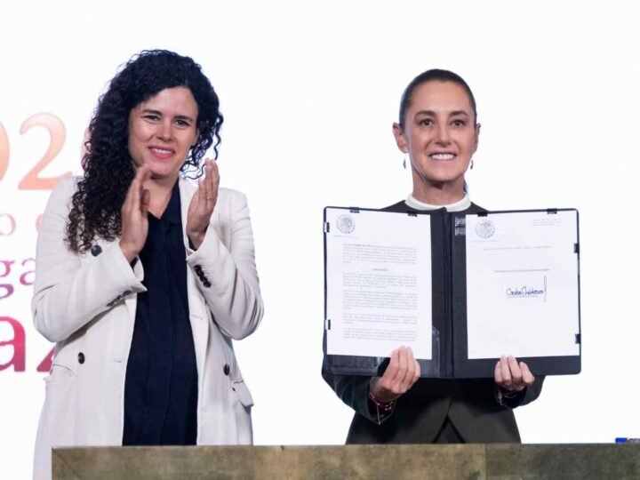 SHEINBAUM FIRMA DECRETO PARA PROTEGER A MENORES EN PLATAFORMAS DIGITALES