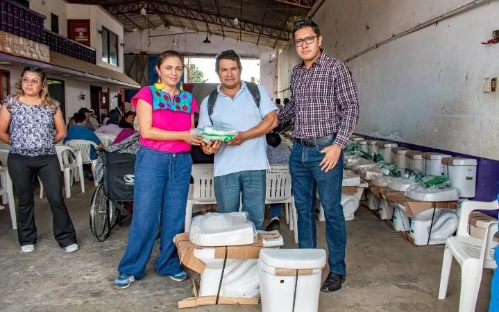 ENTREGAN PAQUETES DE SANITARIOS EN IXHUATLÁN DEL CAFÉ