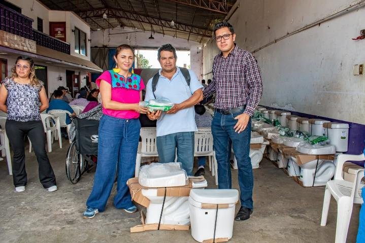 ENTREGAN PAQUETES DE SANITARIOS EN IXHUATLÁN DEL CAFÉ