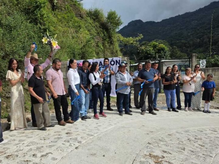 ALCALDE DE HUATUSCO INAUGURA PAVIMENTACIÓN DE CAMINO AL BOQUERÓN