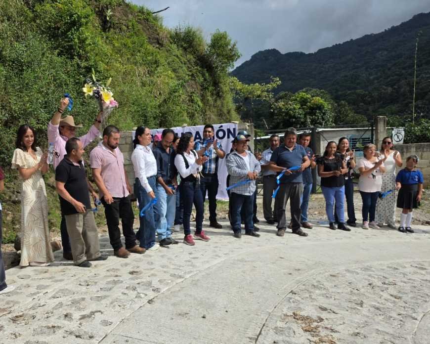 ALCALDE DE HUATUSCO INAUGURA PAVIMENTACIÓN DE CAMINO AL BOQUERÓN