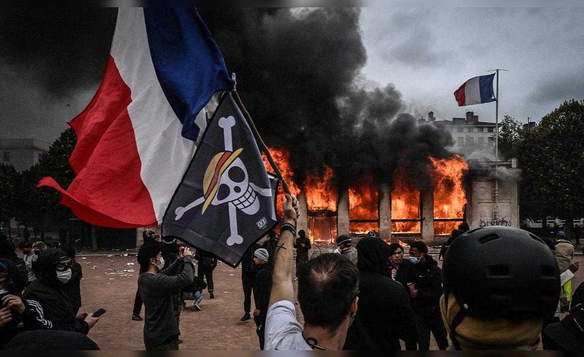 FRANCIA PREPARA TOQUES DE QUEDA TRAS PROTESTAS
