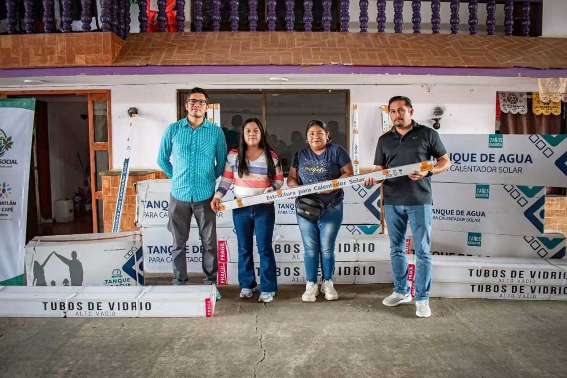 ENTREGAN CALENTADORES SOLARES EN IXHUATLÁN DEL CAFÉ