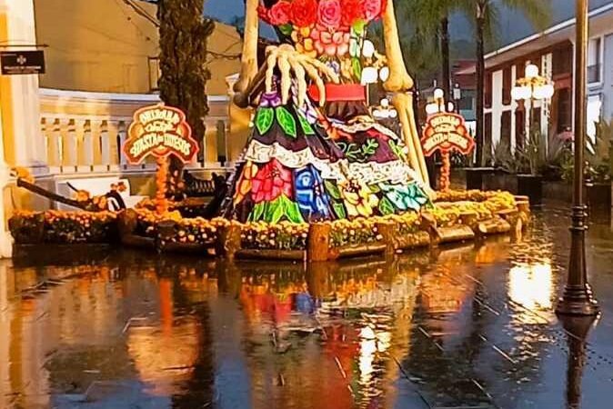 ARTISTAS PLÁSTICOS Y PERSONAL DEL AYUNTAMIENTO DE ORIZABA DIERON VIDA A CATRINA MONUMENTAL Y CALAVERAS