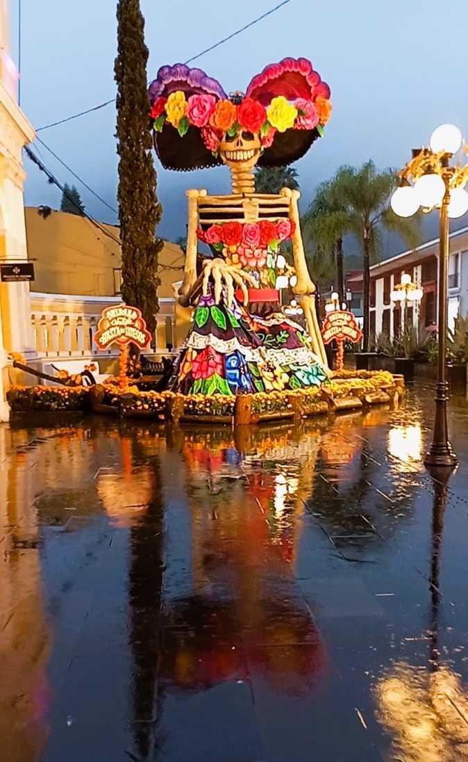 ARTISTAS PLÁSTICOS Y PERSONAL DEL AYUNTAMIENTO DE ORIZABA DIERON VIDA A CATRINA MONUMENTAL Y CALAVERAS