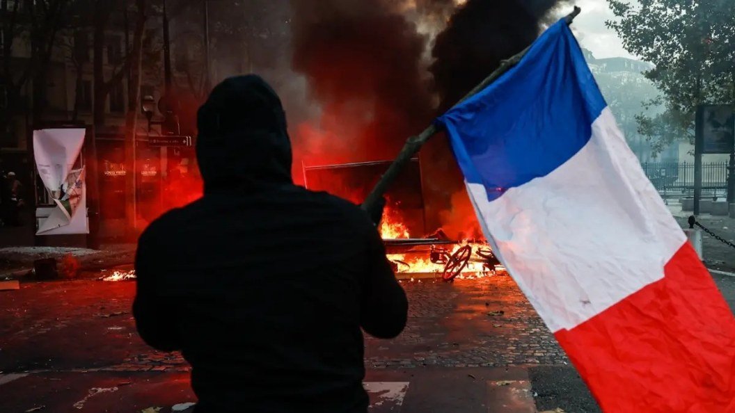 EMBAJADA DE MÉXICO EN FRANCIA ADVIERTE RIESGO DE ROBOS Y SAQUEOS DURANTE PROTESTAS