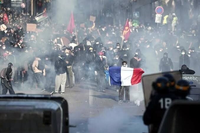 FRANCIA VIVE NUEVA JORNADA DE PROTESTAS; SUMAN 135 DETENIDOS