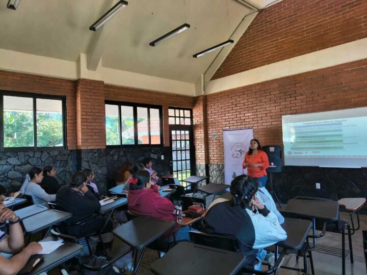 IMPARTEN PLÁTICA SOBRE DERECHOS REPRODUCTIVOS A ESTUDIANTES DE IXHUATLÁN DEL CAFÉ