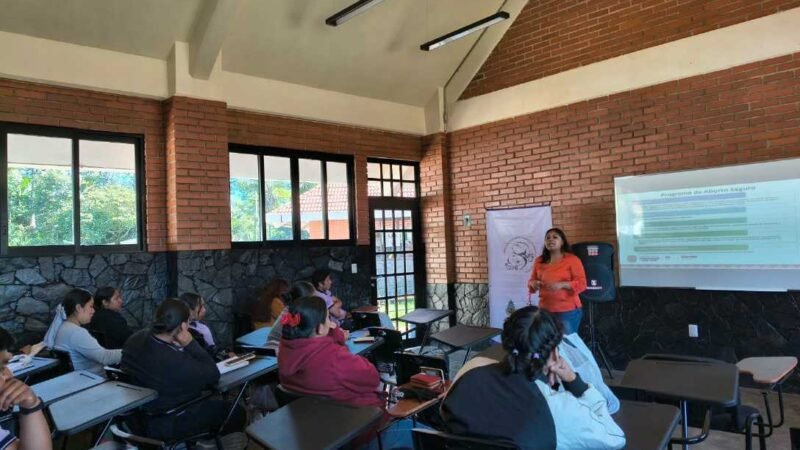 IMPARTEN PLÁTICA SOBRE DERECHOS REPRODUCTIVOS A ESTUDIANTES DE IXHUATLÁN DEL CAFÉ