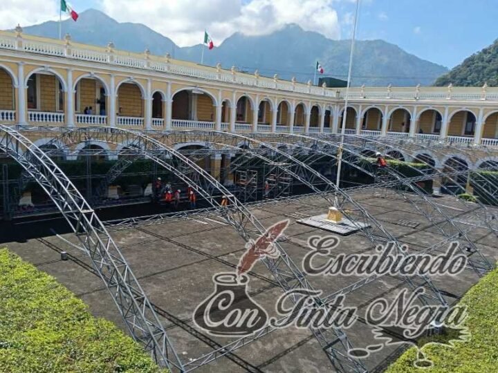COLOCAN ESTRUCTURA PARA FERIA DEL LIBRO EN PALACIO MUNICIPAL DE ORIZABA