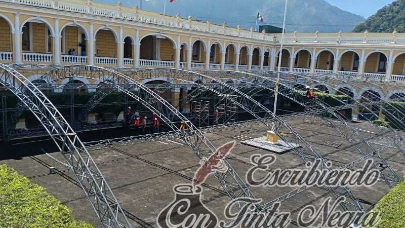 COLOCAN ESTRUCTURA PARA FERIA DEL LIBRO EN PALACIO MUNICIPAL DE ORIZABA