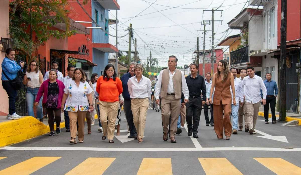 ALCALDE DE CÓRDOBA ENTREGA DOS CALLES EN COLONIA NUEVO SAN FRANCISCO