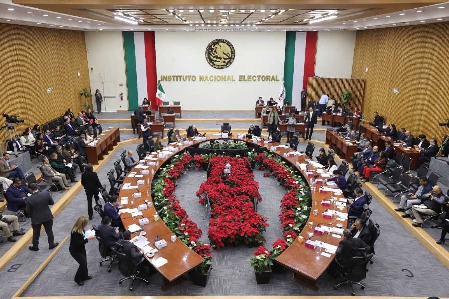 DIPUTADOS PROPONEN RECORTE DE 5 MIL MILLONES DE PESOS AL INE PARA 2027