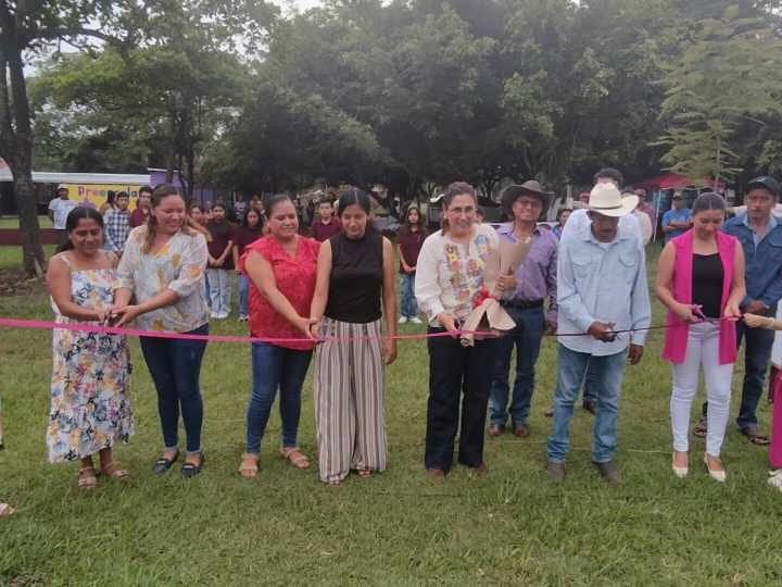 INAUGURA ALCALDESA DE ZENTLA OBRA EN EL HUAJE