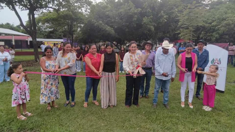INAUGURA ALCALDESA DE ZENTLA OBRA EN EL HUAJE