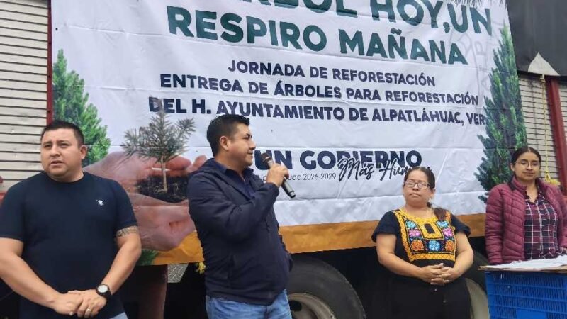 ENTREGA ALEJANDRO ALFONSO CAMARILLO 30 MIL PINOS PARA REFORESTAR ALPATLÁHUAC