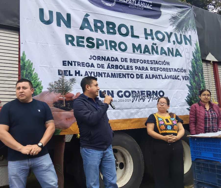 ENTREGA ALEJANDRO ALFONSO CAMARILLO 30 MIL PINOS PARA REFORESTAR ALPATLÁHUAC