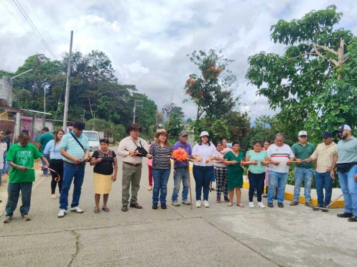 INAUGURA ALCALDE DE COSCOMATEPEC OBRA EN TLALTENGO