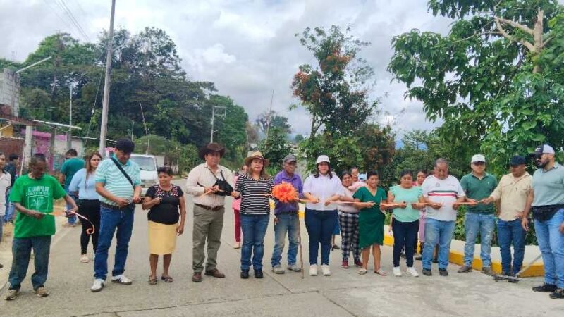 INAUGURA ALCALDE DE COSCOMATEPEC OBRA EN TLALTENGO
