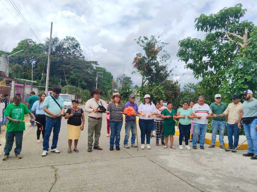 INAUGURA ALCALDE DE COSCOMATEPEC OBRA EN TLALTENGO