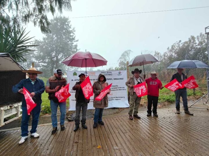 ALCALDE DE COSCOMATEPEC DA BANDERAZO DE PAVIMENTACIÓN EN LINDA VISTA