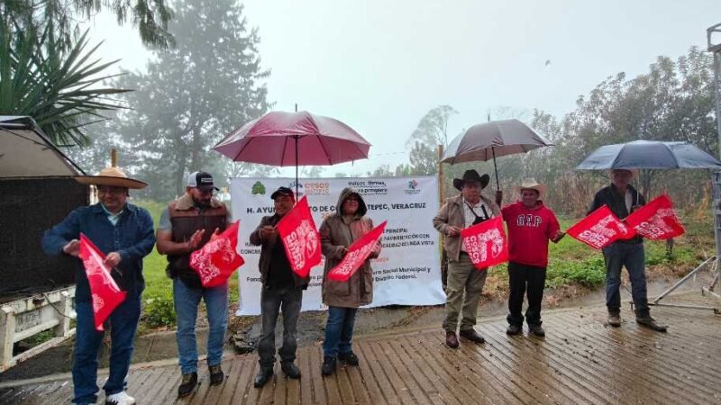 ALCALDE DE COSCOMATEPEC DA BANDERAZO DE PAVIMENTACIÓN EN LINDA VISTA
