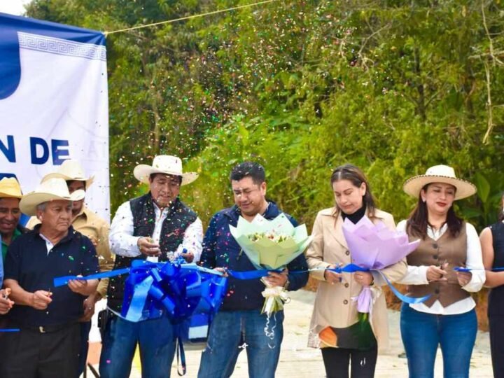 INAUGURA ALEJANDRO ALFONSO CAMARILLO CAMINO CALZACAYO-EL ÁGUILA