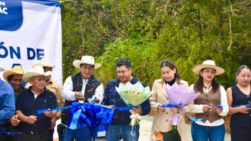 INAUGURA ALEJANDRO ALFONSO CAMARILLO CAMINO CALZACAYO-EL ÁGUILA