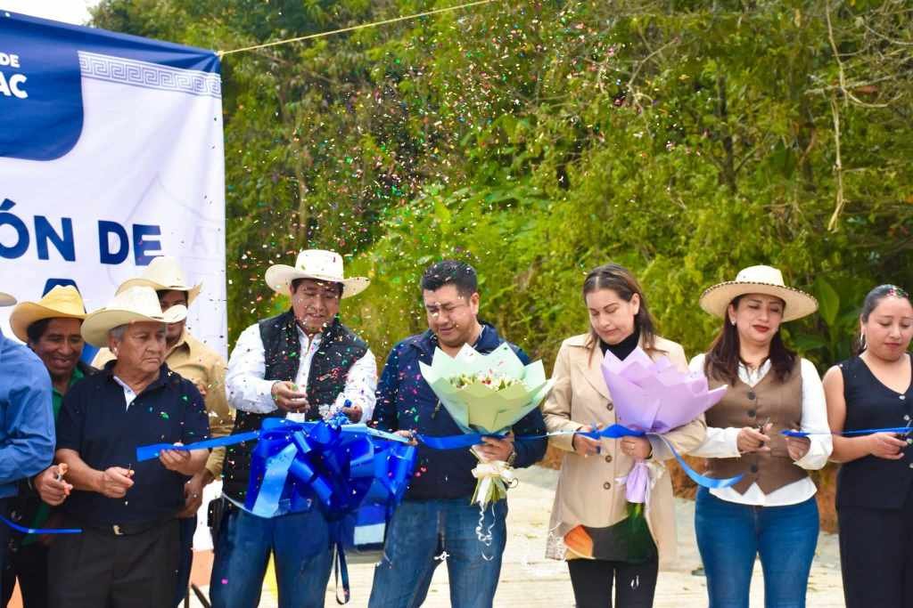 INAUGURA ALEJANDRO ALFONSO CAMARILLO CAMINO CALZACAYO-EL ÁGUILA
