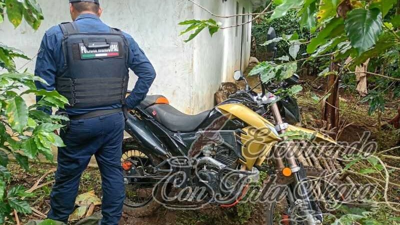 POLICÍA DE IXHUATLÁN RECUPERA MOTOCICLETA CON REPORTE DE ROBO