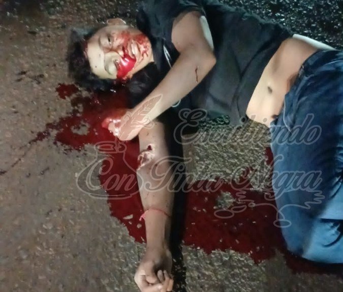 CHOCAN MOTOCICLISTAS EN COMAPA; HAY UN MUERTO
