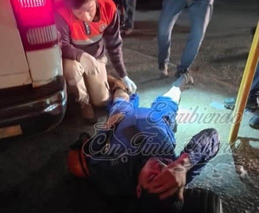 SE ESTRELLA MOTOCICLISTA CONTRA CAMIONETA