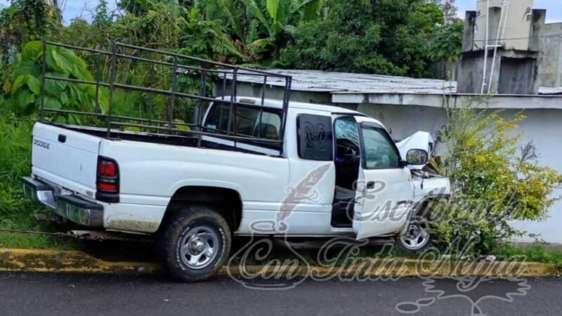 CHOCA CAMIONETA CONTRA VIVIENDA