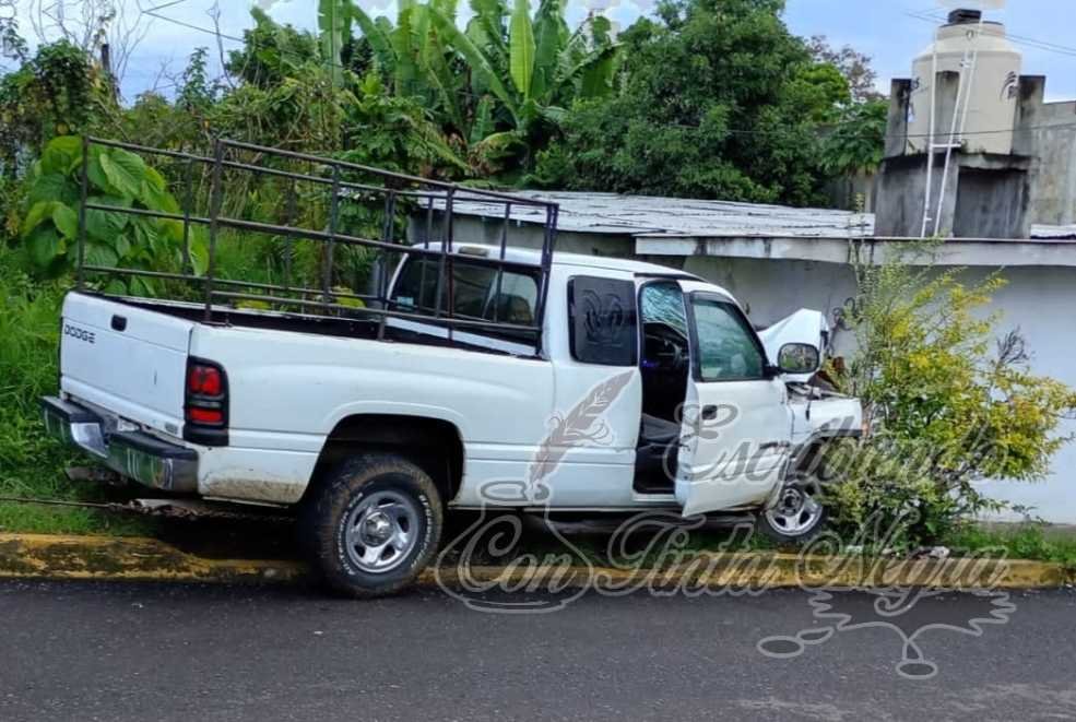CHOCA CAMIONETA CONTRA VIVIENDA