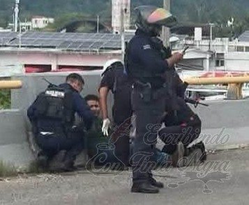 LO SALVAN DE CAER DE PUENTE